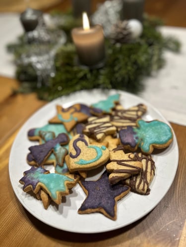 Keksteller vor Adventskranz mit Keksen in Praxisfarben lila und türkis - mit gemaltem Logo