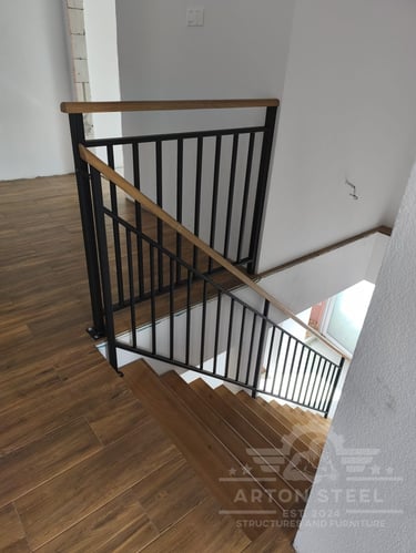 Beltéri, fém lépcsőkorlát az Arton Steel-től.