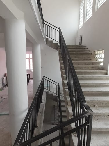 Lépcsőházi fémkorlát az Arton Steel által készítve