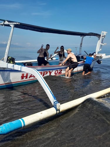 мужчина готовится выйти на лодке на рифе Ловина