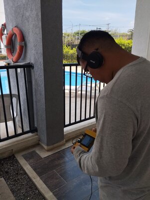 operario detectando fuga de agua potable  con geofono