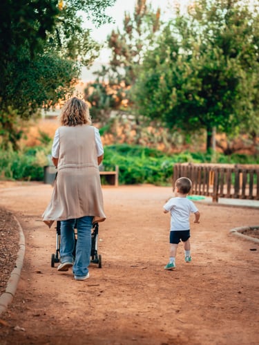 fotografia familiar de un niño jugando con sus padres en un parque de granada en una sesion de fotos