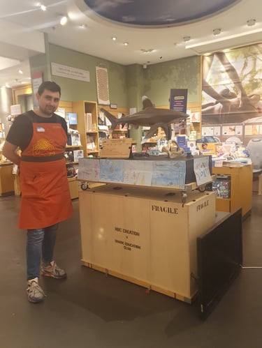 un employé nature et découverte devant l'exposition Shark Education Club