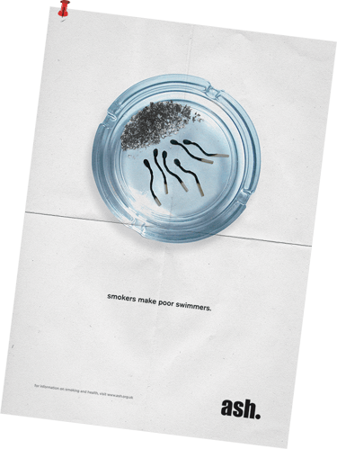 Poster van opgebrande lucifers in lichtblauwe asbak