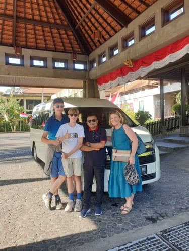 pengantaran tamu manca negara dengan hiace premio