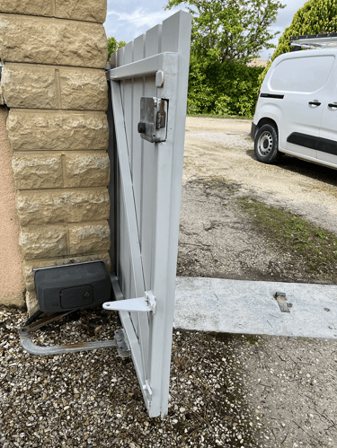 Portillon en bois extérieur avec motorisation électrique Came