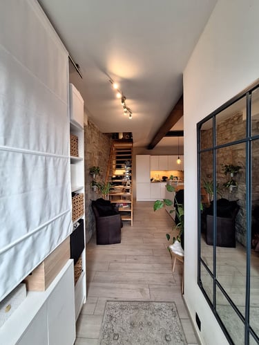 Image avant transformation de l'espace d'entrée avec un miroir et une vue sur la cuisine