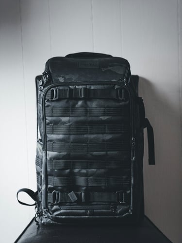 Mochila EDC tática compacta com compartimentos organizados para uso urbano e outdoor