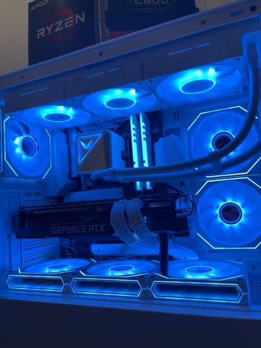 Baltas žaidimų kompiuteris su vandens aušinimu 