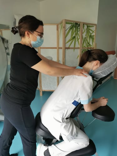 Séance de massage Amma en EHPAD.