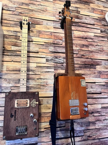 Photo de cigarboxs suspendues au mur