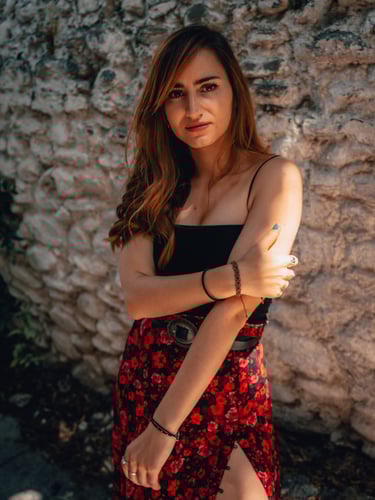 sesion de fotos femenina en granada en la calle durante la primavera, retratos en la calle