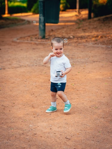 sesion de fotos en granada infantil de un niño jugando en el parque