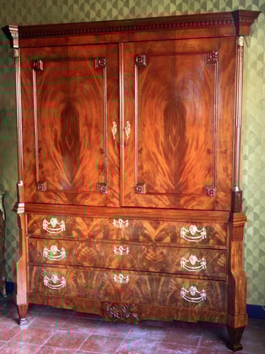 Volledige restauratie 19e-eeuwse voorraadkast. Mahonie fineer afgewerkt met Shellac.