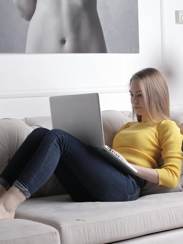 Businesswoman-writing-on-PC