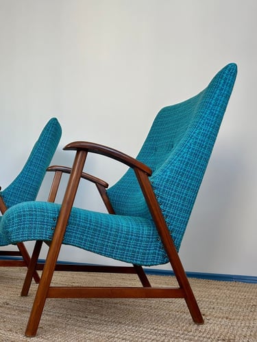 Du Mid Century melyno audinio foteliai