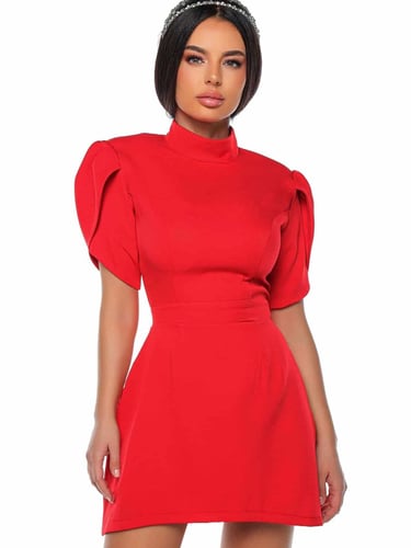 Rochie roșie vibrantă cu mâneci bufante, dantelă la bust și croi ce accentuează talia.