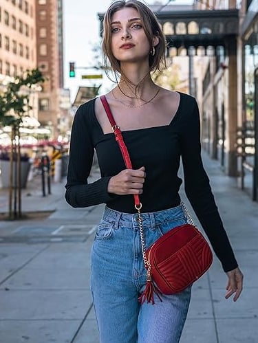 EVVE Quilted Crossbody Bag – stylish and lightweight camera bag with tassel