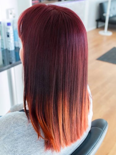 ruskan väristä liukuväriä. Mahonkia ja kuparia. Kampaamo studio Naava