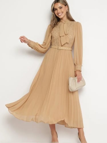Rochie Brofilla maxi, bej, cu pliuri elegante, dantelă decorativă, nasturi în față și curea