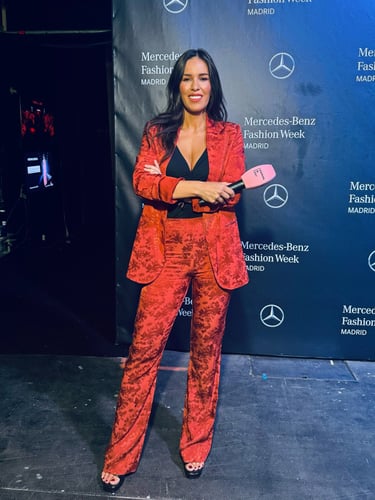 María Lázaro cubriendo la Mercedes-Benz Fashion Week Madrid como periodista 
