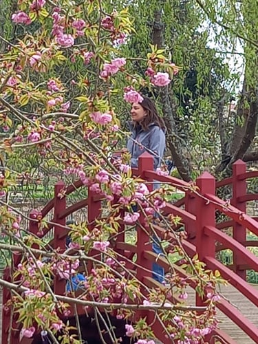 pont fleuri femme zen et épanouie