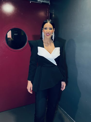 María Lázaro, presentadora y comunicadora, antes de entrar en el escenario de una gala 