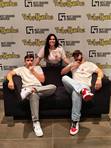 Los integrantes de la tienda el laboratorio de Oak en el evento de cartas Pokémon de Poke H