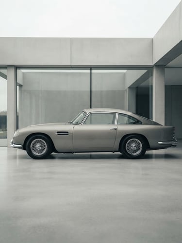 Profil latéral d'une voiture de sport classique, élégante et intemporelle, dans un studio automobile moderne avec un éclairage diffus et doux, des tons métalliques désaturés, un arrière-plan architectural propre.