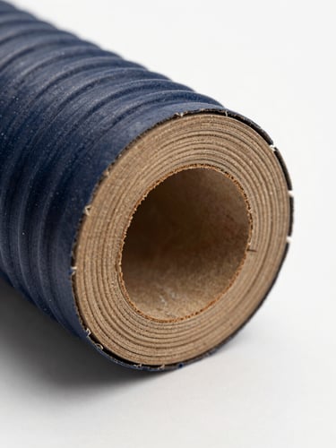 Macro photography of a clean 7-ply corrugated flute cross-section, sharp technical studio lighting reflecting off raw kraft paper, high contrast, 35mm