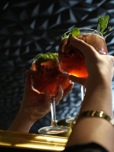Cocktails maison servis au restaurant La Parisienne à Nîmes dans une ambiance élégante
