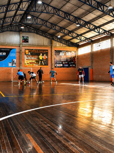 Quadra coberta para locação no Centro Poliesportivo Aviva em Caxias do Sul, com estrutura para futsa