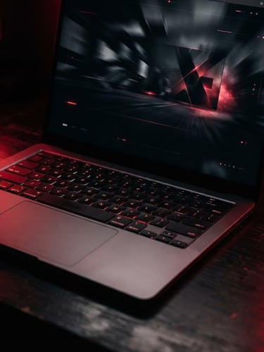 Lüks bir MacBook Pro'da Ayzek Studio tarafından tasarlanmış sinematik bir web sitesi arayüzü, klavye ve ekranın keskin yakın çekimi, kırmızı neon yansımalarla aydınlatılmış karanlık bir masaüstünde, düşük anahtarlı dramatik aydınlatma.