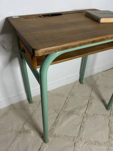 Bureau d'écolier restauré, plateau entièrement poncé et pieds repeints en vert.