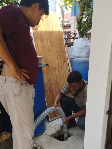 Proses kuras septic tank penuh oleh tim ahli jasa sedot WC Pekanbaru.