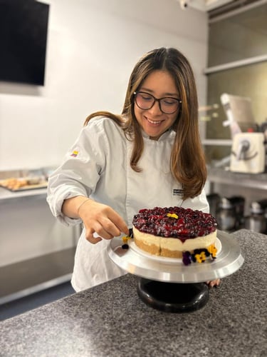 Mujer pastelera, decorando un chesscake