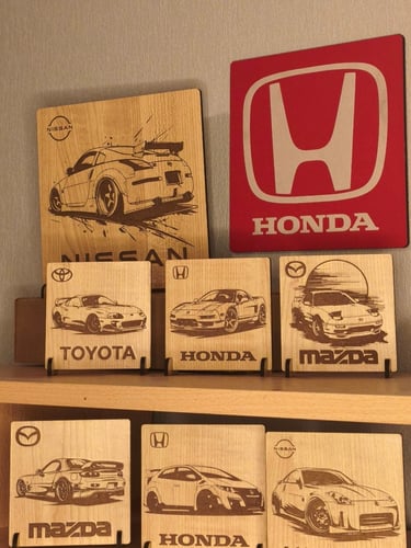 Décorations gravées au laser, exposés sur des étagères