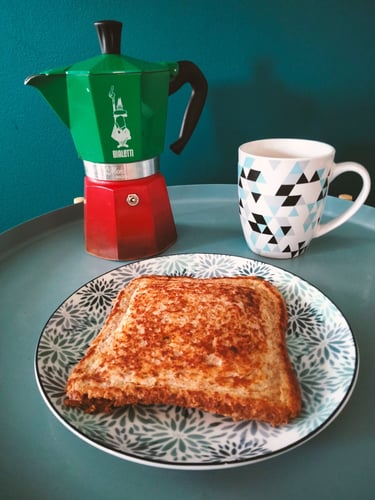 a toasted sandwich, un croque monsieur, un café, coffee, breakfast, petit déjeuner lyon