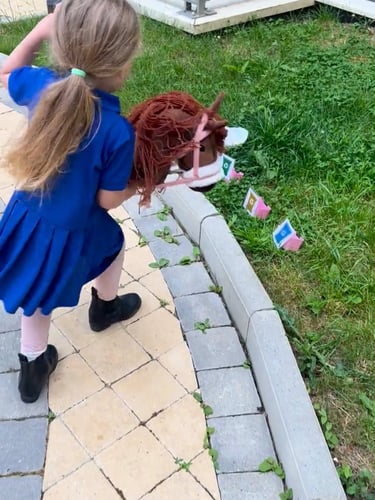 Ponytante - Kind reitet Hobby Horse und spielt das Recycling Spiel