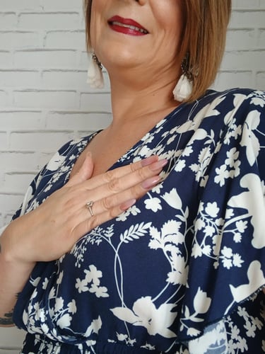 Photo de Marie, créatrice de l'entreprise Mary Care, avec la main sur le coeur