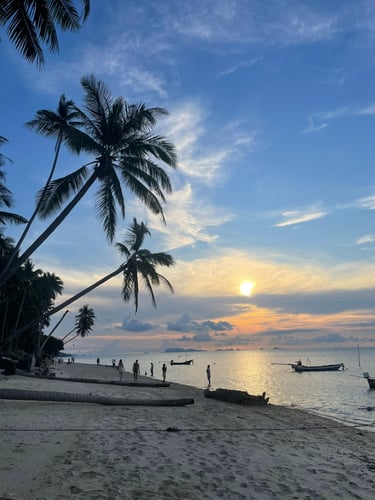 zachód słońca na plaży Koh Samui