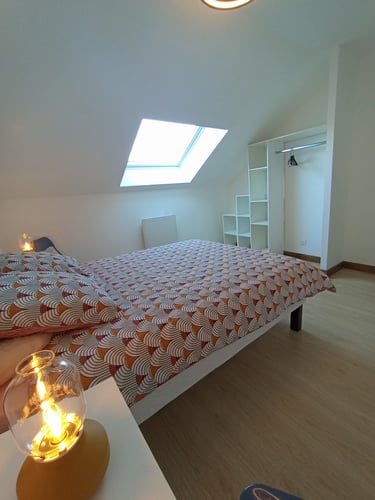 Chambre avec grand lit