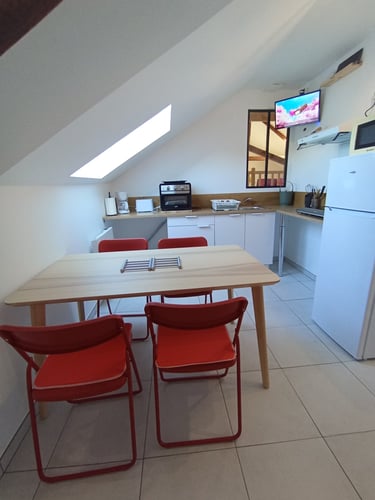 Cuisine équipée avec frigo, four, plaque à induction, machine à café et toute la vaisselle pour 4 