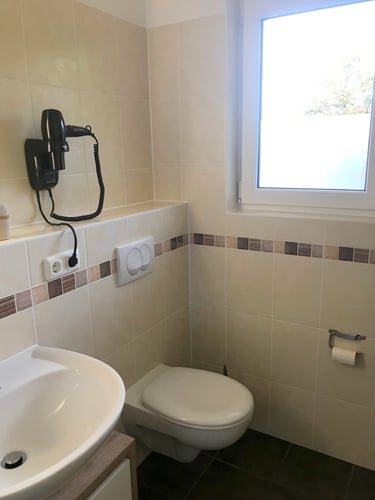 Bad mit Fenster und Föhn