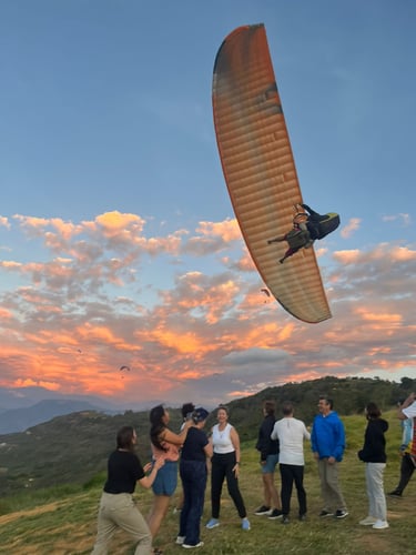 parapente atardecer en baricahra sobre las montañas del cañon del chicamocha 