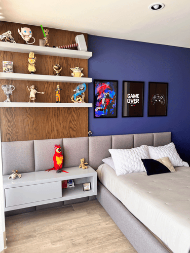 Recámara infantil con repisas decorativas y temática geek, diseño personalizado | KARÄNA.