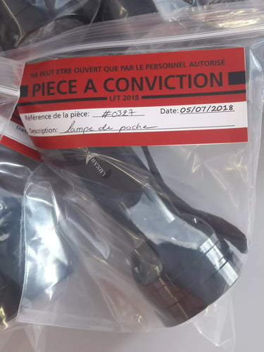 lampe de poche dans sachet avec etiquette piece a conviction