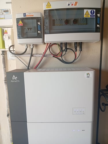 Batterie AlphaESS 9,3 kWh et onduleur hybride installés à Mollégès pour une installation photovoltaïque de 8 kWc