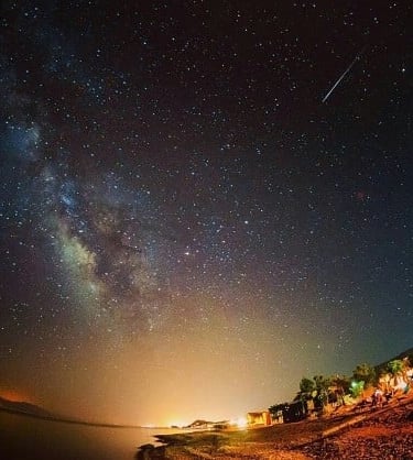 Oktobernatt på stranden i Egypt med klar stjernehimmel