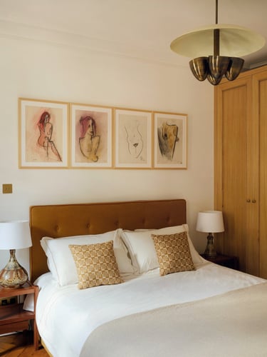 Lit et armoire en chêne sur mesure, lampes de chevet et art contemporain dans une chambre élégante